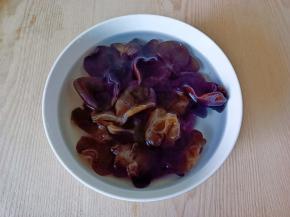 木耳冷水泡发。