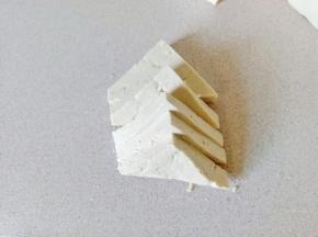豆腐对角切开，再切成三角形。