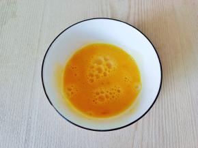 鸡蛋加一点盐，料酒打散。