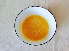鸡蛋加一点盐，料酒打散。