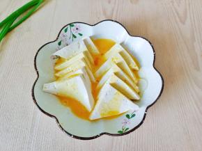 把鸡蛋液淋在豆腐上面。