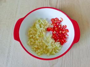 碗里准备蒜泥，小米椒。