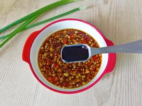 加生抽，蚝油，适量的清水搅拌均匀。