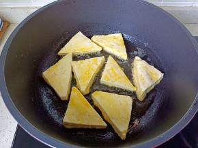 豆腐放入锅里煎。