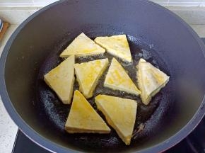 豆腐放入锅里煎。