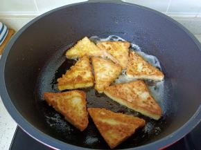 煎至两面金黄。