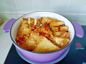 码上豆腐块，淋上酱汁。