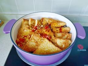 码上豆腐块，淋上酱汁。