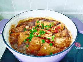 让每一块豆腐都吸满汤汁，撒上葱花即可出锅。