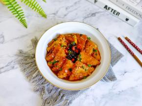 豆腐经过炖煮以后，特别下饭。