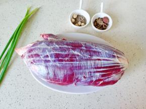 做卤牛肉挑选新鲜的牛腱子来做。