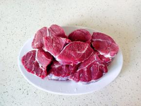 牛腱子清洗干净后切成小块。