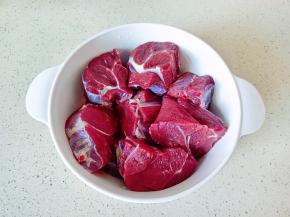 把牛腱子放入一个大的容器里。