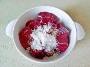 加上两勺粗盐。