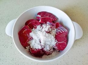 加上两勺粗盐。