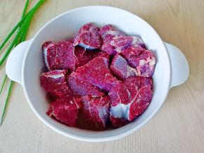 给每一块牛肉都裹上粗盐腌制五小时。