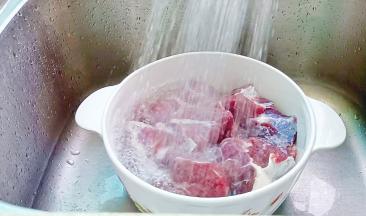 腌制好的牛肉，用清水多清洗几遍。