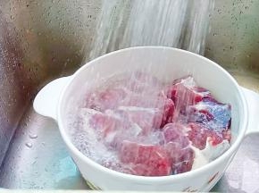 腌制好的牛肉，用清水多清洗几遍。