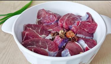 清洗好的牛肉加入香料。