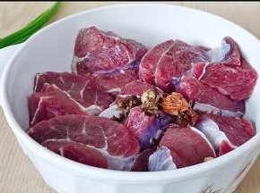 清洗好的牛肉加入香料。