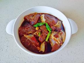 加上葱结搅拌均匀腌制一夜。