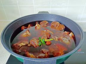 腌制好的牛肉带卤汁一起放入锅里，加上清水没过牛腱子。