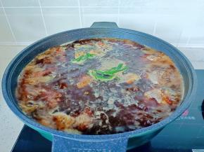 煮开后，撇去表面的浮沫，开中火卤一小时。