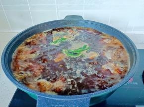 煮开后，撇去表面的浮沫，开中火卤一小时。