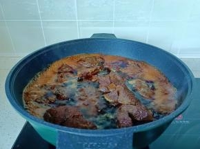 卤好了牛肉用筷子可以轻松扎进，就可以关火。