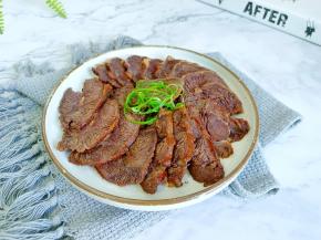 牛肉晾凉后切成薄片。