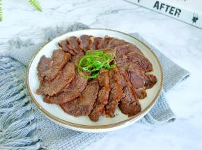 牛肉晾凉后切成薄片。