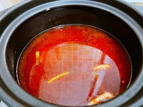 加入热水，再加入盐，味极鲜酱油，蚝油调味