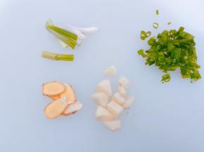生姜切片，大蒜切粒，葱白切段，葱叶切碎