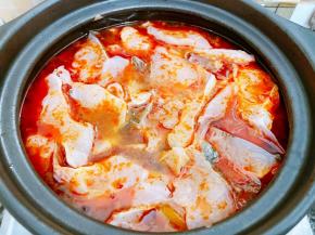 把腌制好的鱼片一片片码在锅里