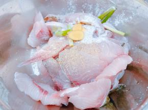 鱼片里加入料酒，白胡椒粉，盐，姜片，淀粉，葱白抓匀腌制10分钟