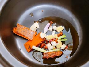 砂锅里加入少许植物油，油热后加入葱姜蒜和火锅底料