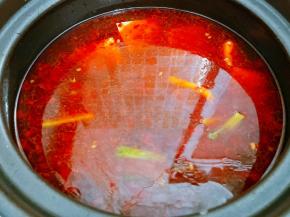 放入豆腐块大火煮开后转小火，煮至豆腐入味