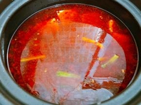 放入豆腐块大火煮开后转小火，煮至豆腐入味