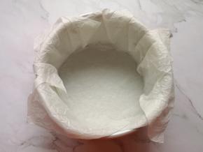 将烘焙用油纸蘸水打湿，沥干水分铺在6寸蛋糕模具中备用。 
