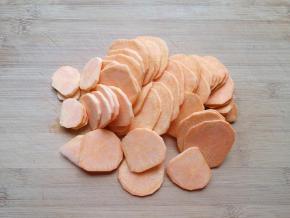 红薯去皮切成薄片。