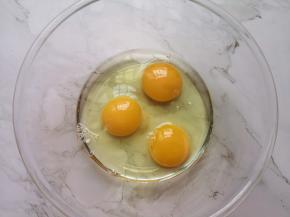 盆里打入3个鸡蛋。 