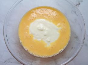 加入浓稠酸奶搅打均匀。 