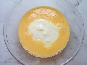 加入浓稠酸奶搅打均匀。 