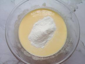 筛入玉米淀粉搅打均匀。 