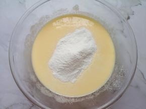 筛入玉米淀粉搅打均匀。 