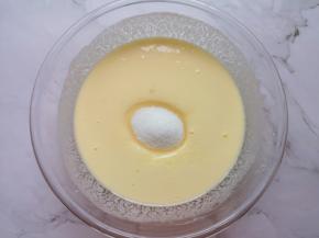 加入细砂糖搅打均匀。 