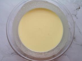 将搅打好的酸奶蛋液过一遍筛。 