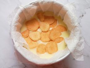 倒入模具里面，一片一片放入红薯片。 