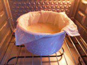 轻震一下模具，送入预热好的烤箱。 