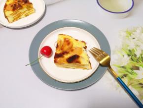 晾一下撕开油纸，将蛋糕切成块。 